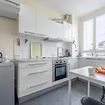 Jean - Apartment Tours